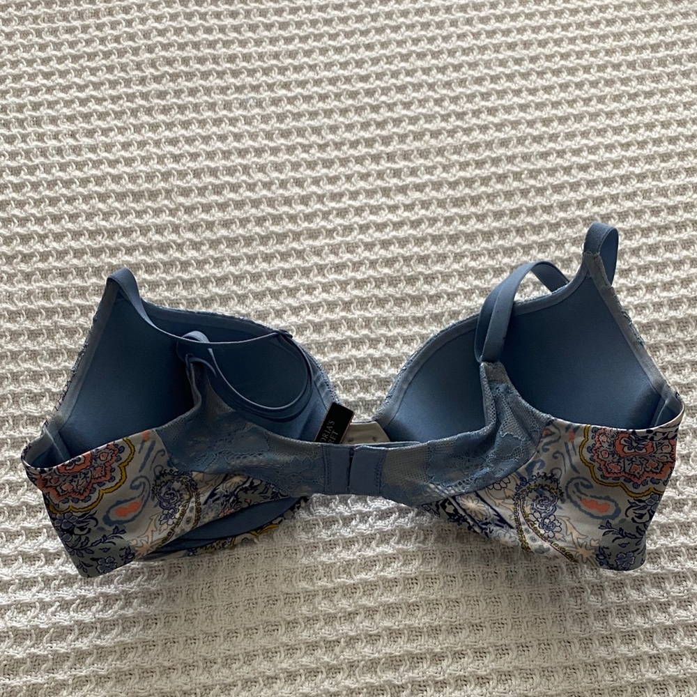 Victoria's Secret Blue Paisley Bra - Picture 2 of 3
